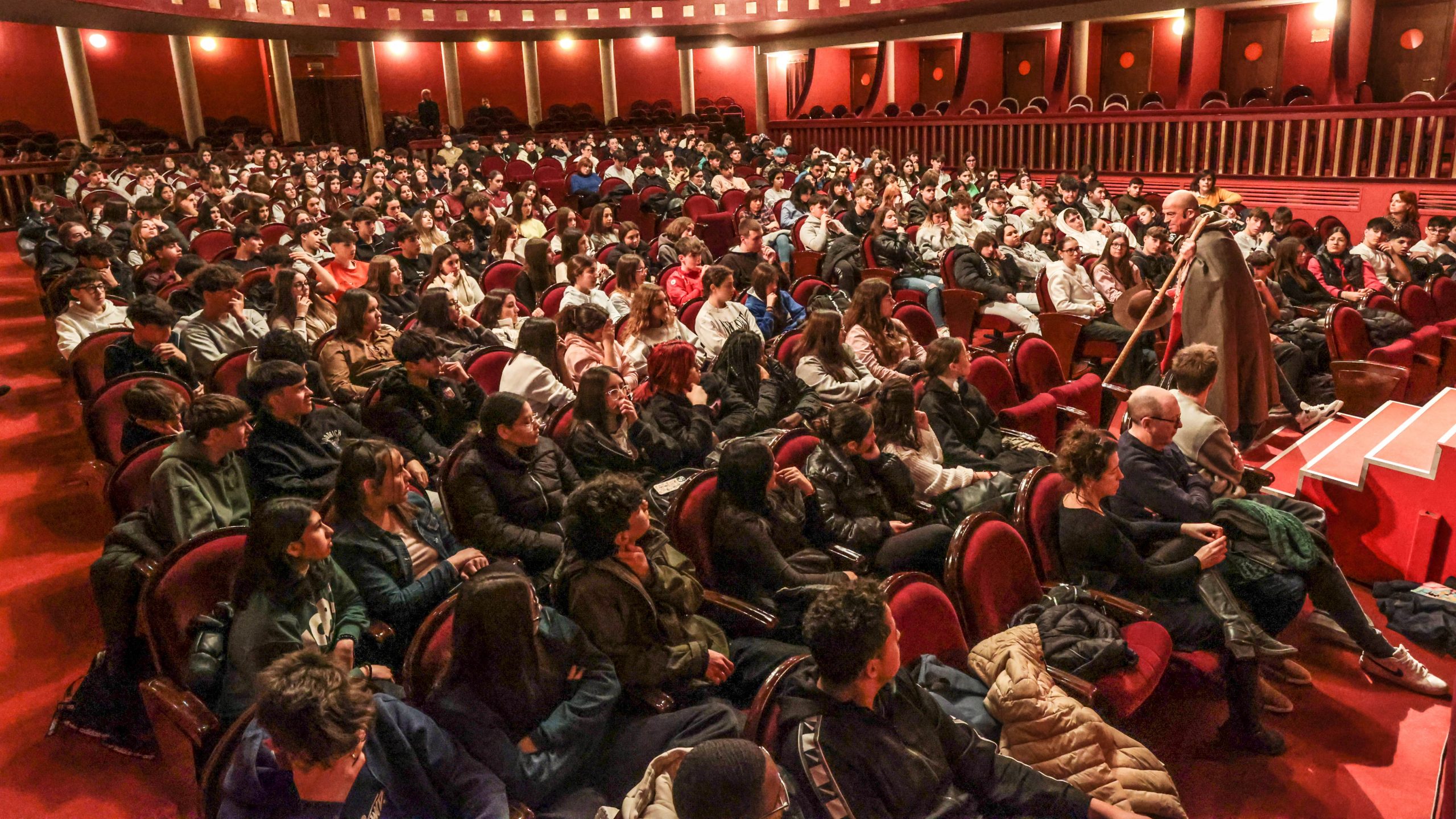 El Teatro Castelar de Elda acoge a más de medio millar de estudiantes en una actividad de «La Llave de Elda»