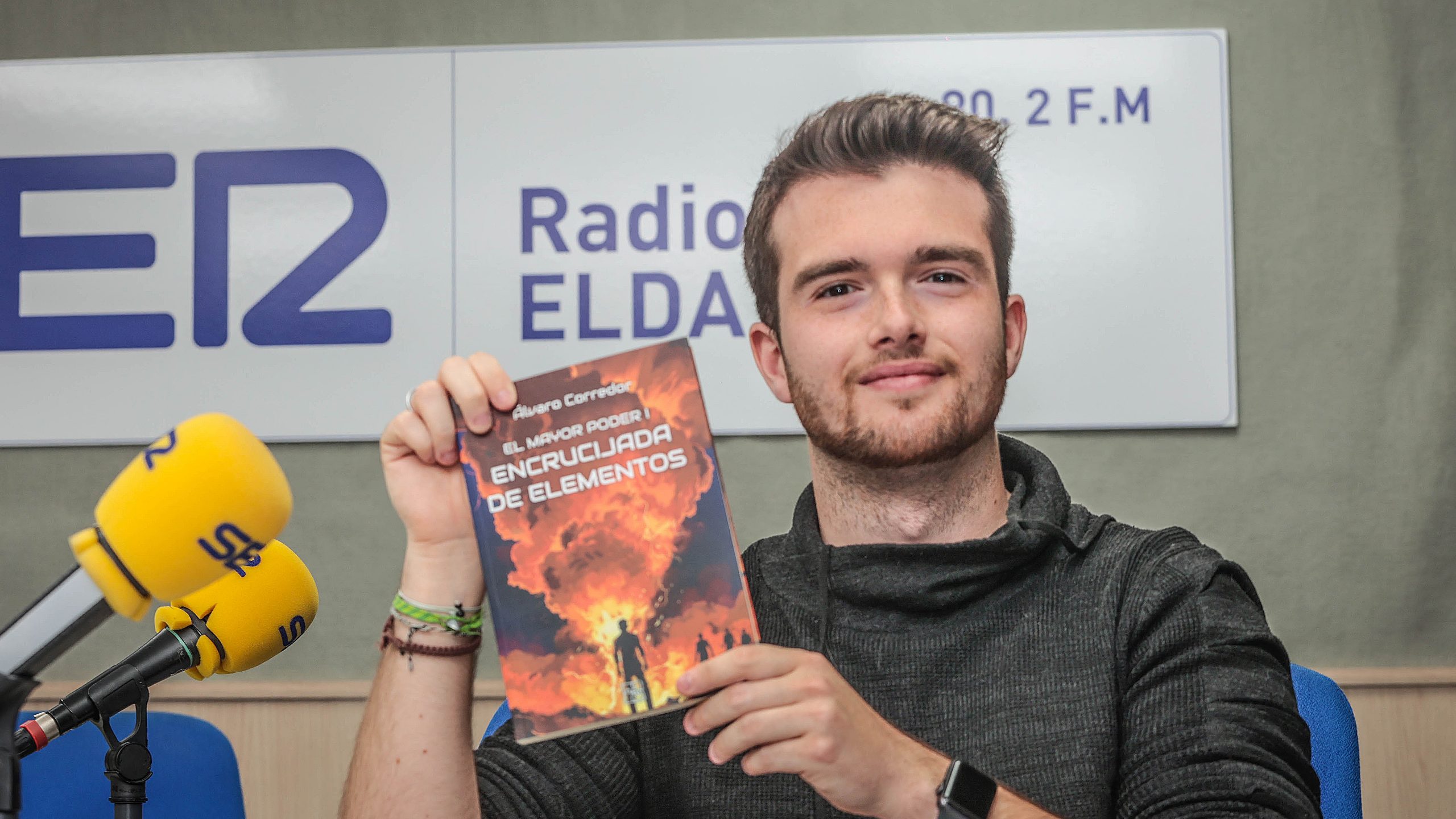 Álvaro Corredor, escritor eldense, presenta su novela “Encrucijada de elementos”