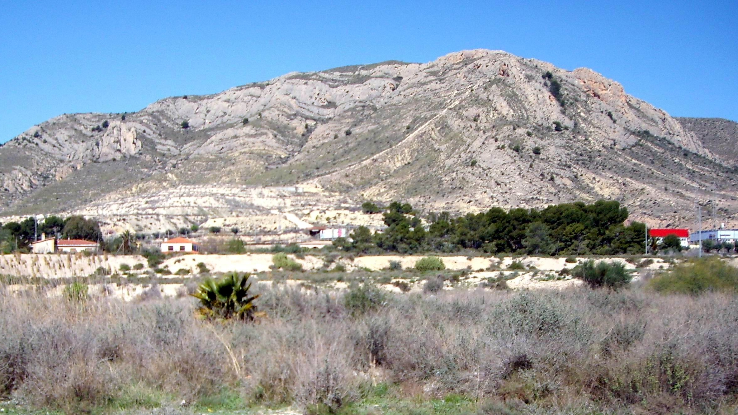 Fallece un hombre en Elda mientras realizaba una ruta en el monte Bolón