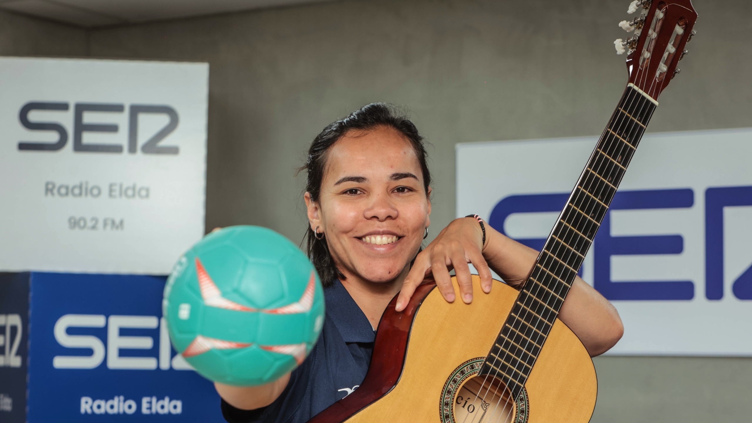 Agda Rafaela Gonçalves, jugadora del Elda Prestigio, comparte pasión por el balonmano y la música