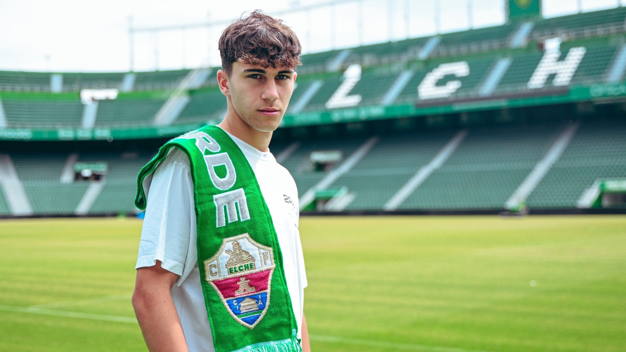 El eldense Pablo Cerdán firma su primer contrato profesional con el Elche C. F.