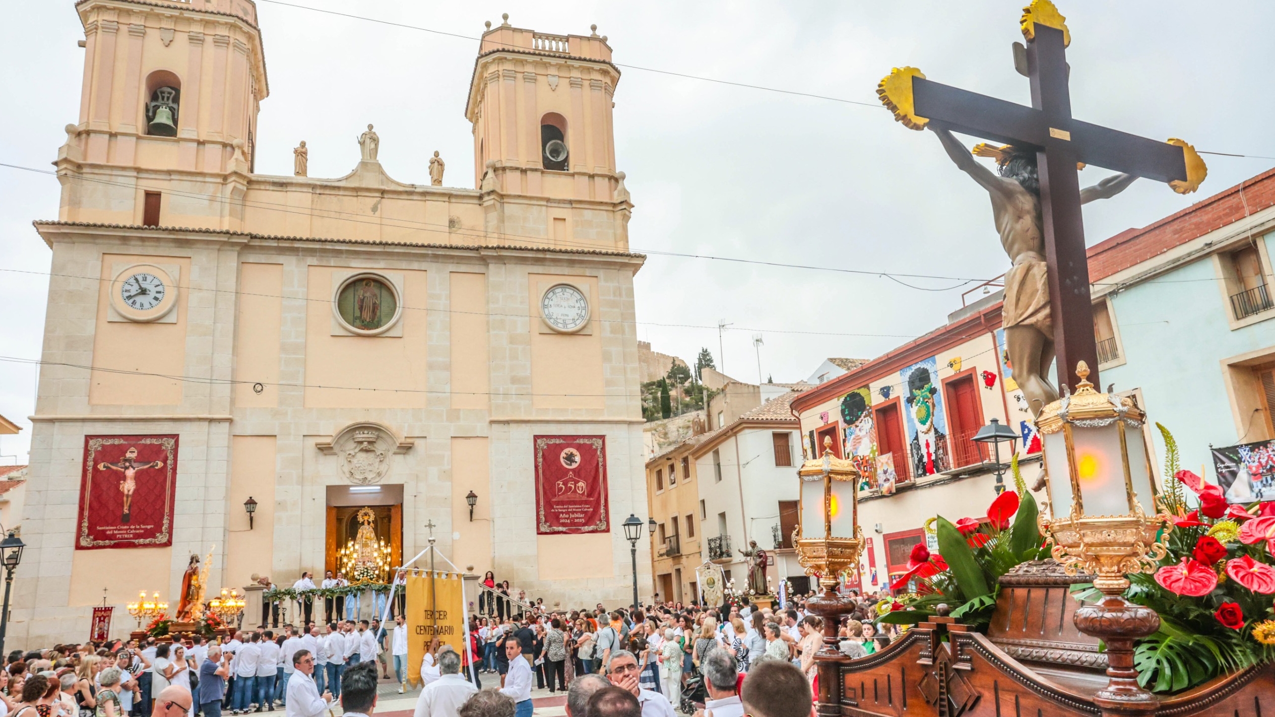 Emotiva e histórica procesión del Santísimo Cristo de Petrer por el Año Jubilar