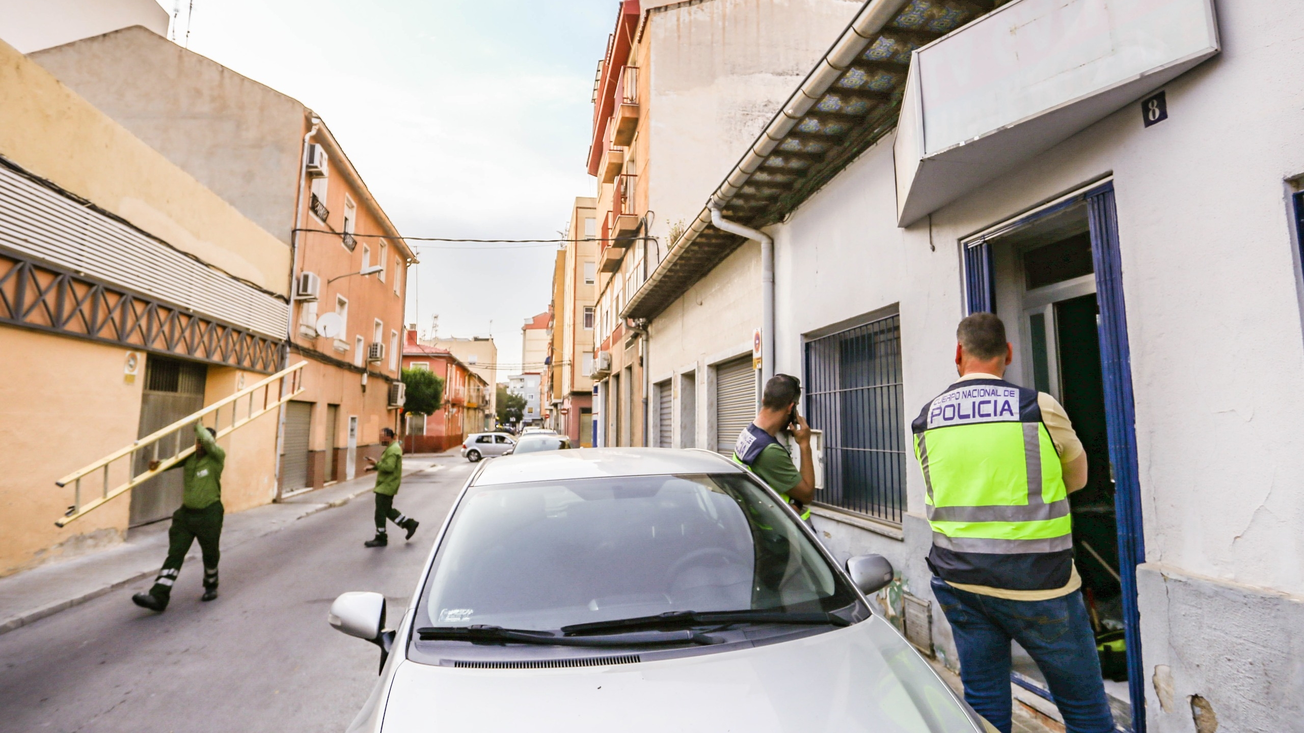 Intervenida en Petrer una plantación de marihuana tras un incendio por enganche ilegal de luz
