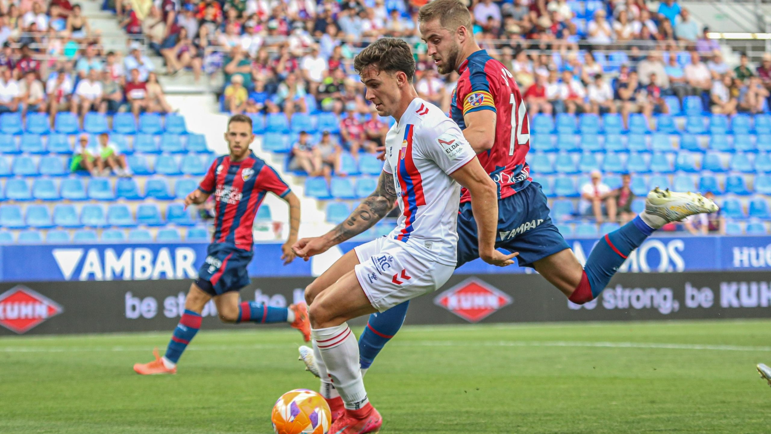 El Eldense se despide del futbol profesional perdiendo en Huesca (3-2)