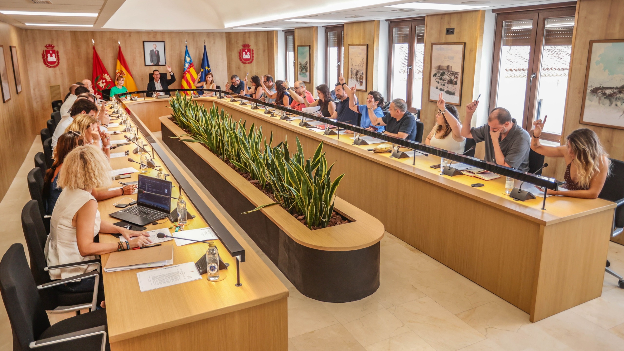 Elda aprueba una moción en defensa de la convivencia y contra los discursos de odio tras los episodios de Torre Pacheco