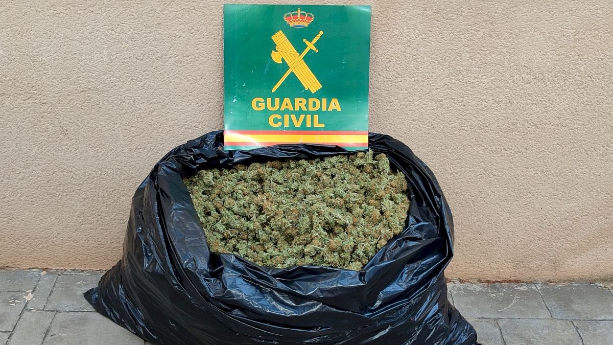 Detenidos en Sax tres hombres con más de cinco kilos de marihuana en el coche