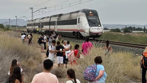Un tren con destino Valencia se detuvo ayer en Novelda por el incendio de un motor y evacuaron a un centenar de pasajeros