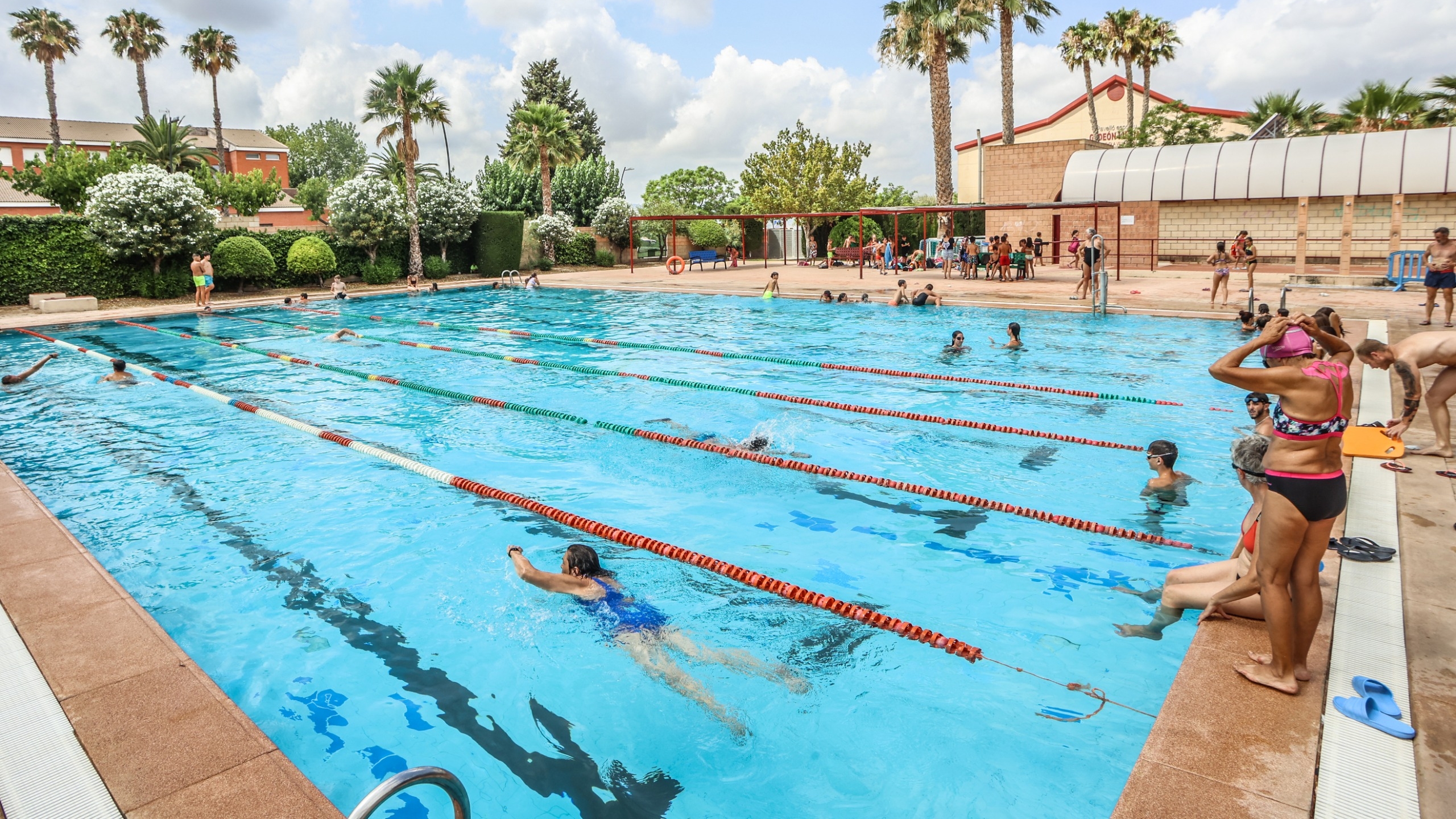 Detenido un hombre en Petrer tras un altercado en la piscina municipal