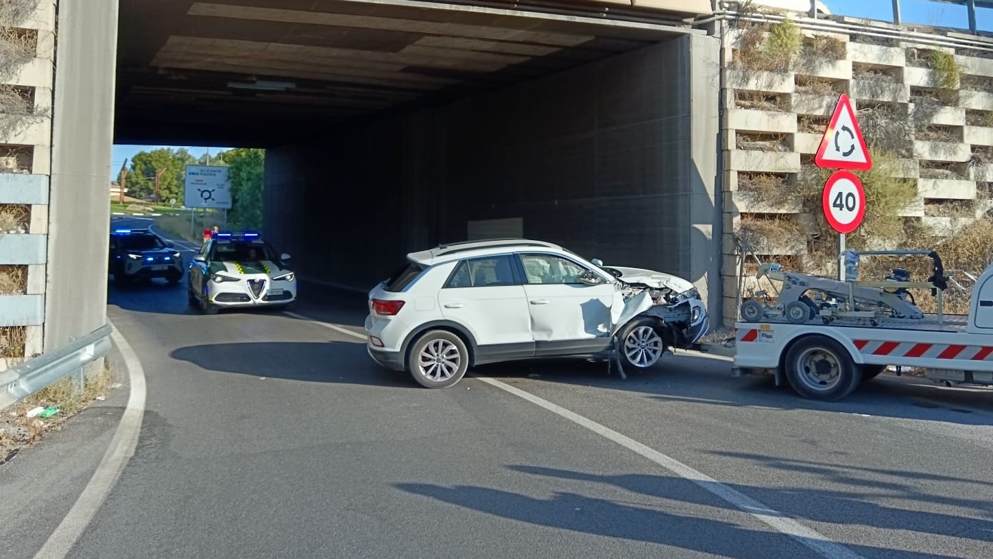 Una conductora choca contra el muro del puente de la A-31 en Petrer tras quedarse dormida