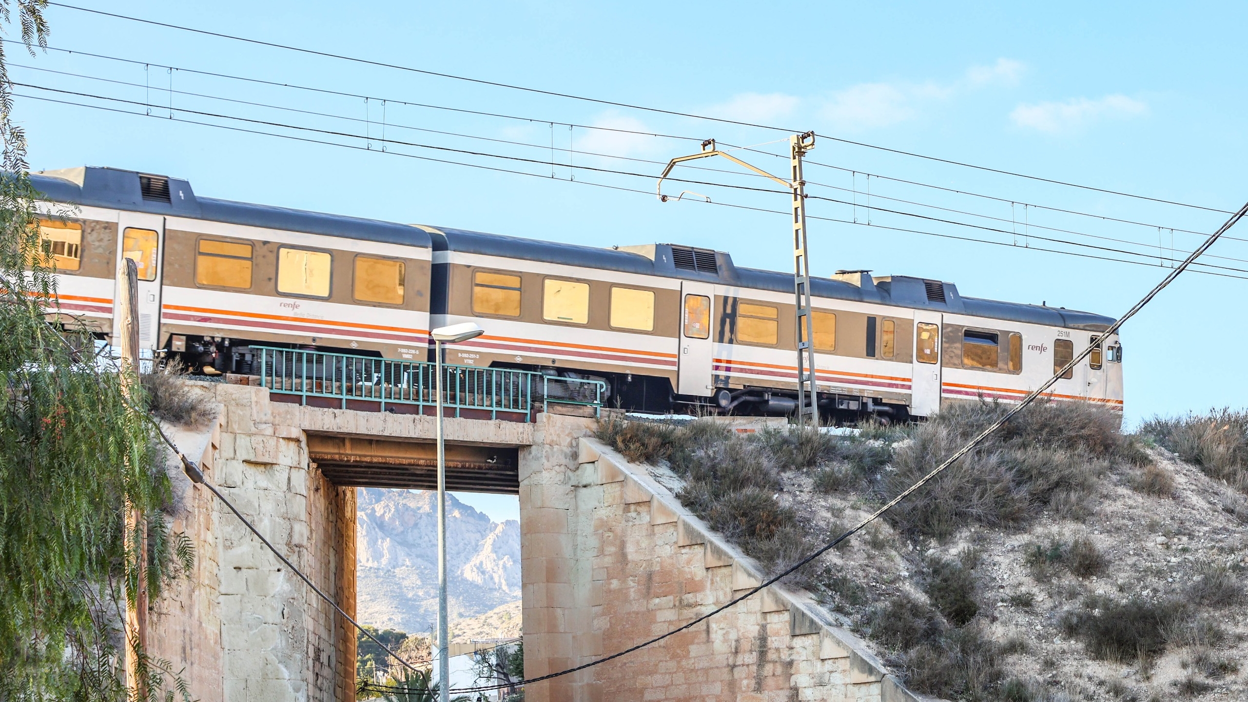 Adif invertirá más de 9 millones en adaptar al ancho internacional la línea ferroviaria que cruza el Medio Vinalopó