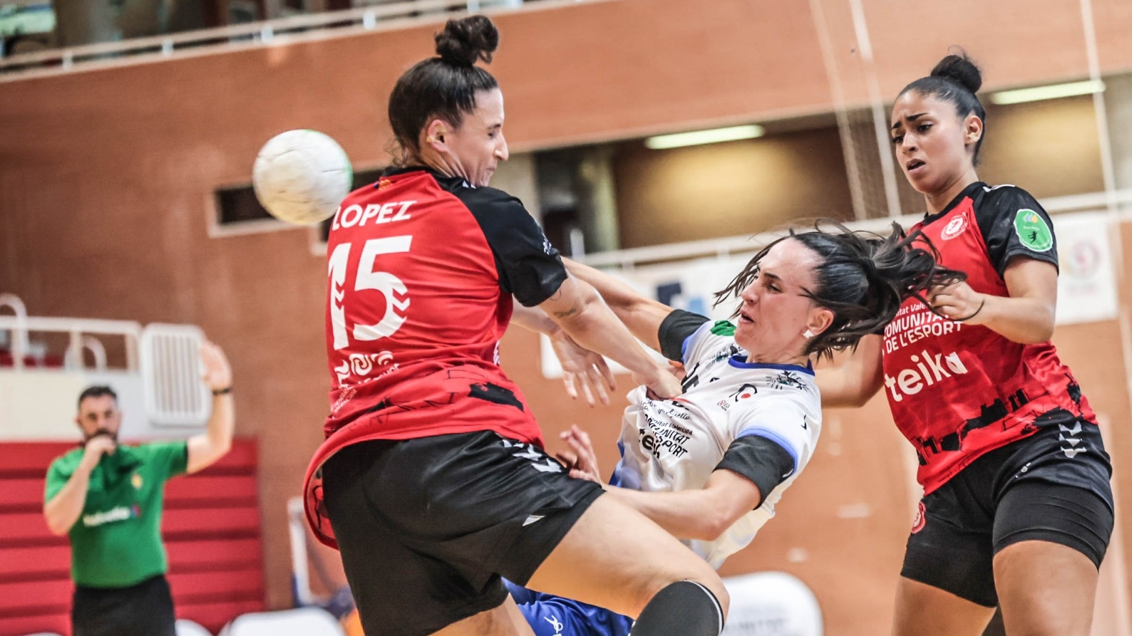 Elda Prestigio arranca la temporada con una sólida victoria ante Morvedre (32-24)