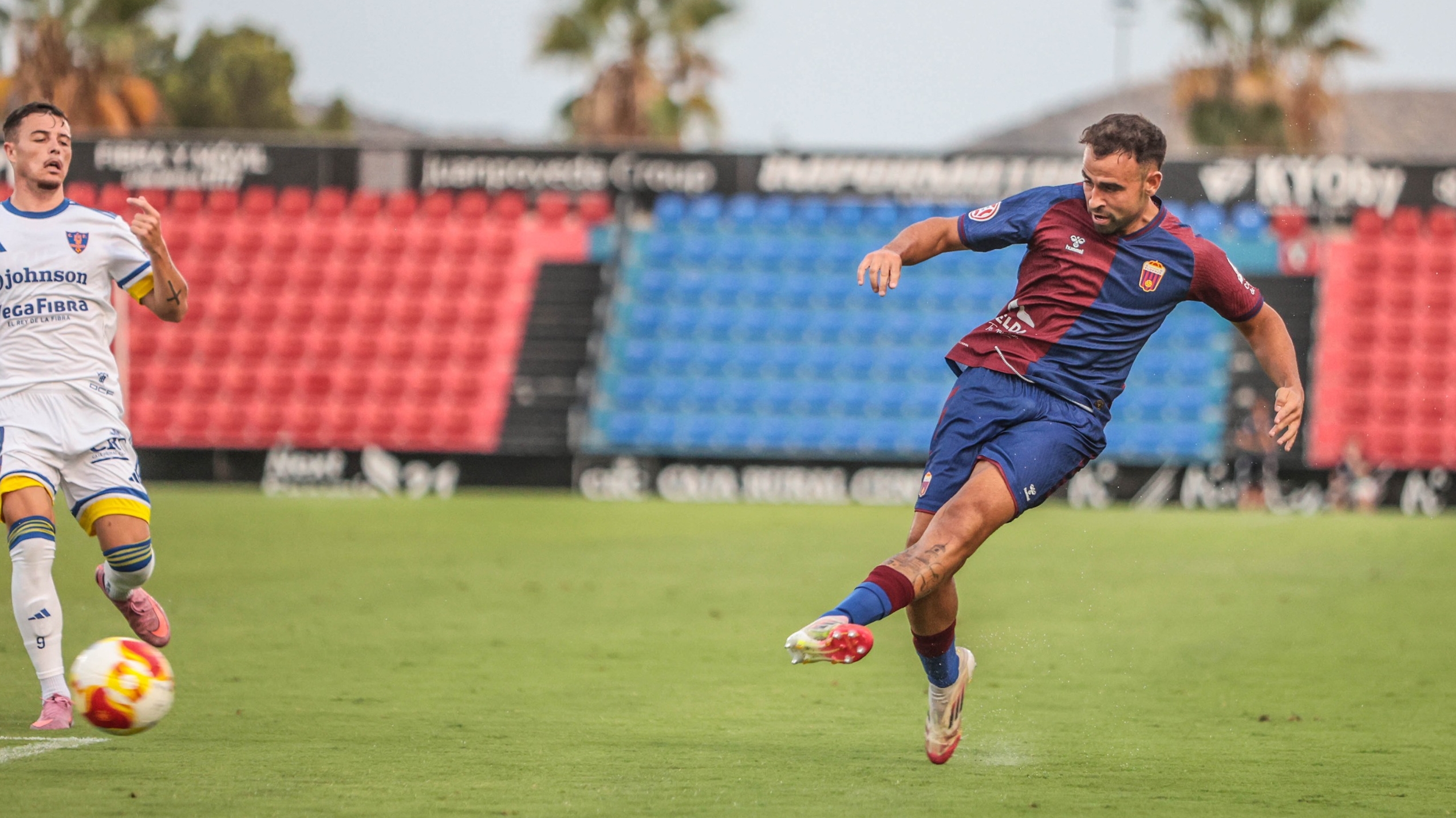 Jaime Vallejo, futbolista del Eldense: «Trabajo cada día para hacerme un hueco en el once»