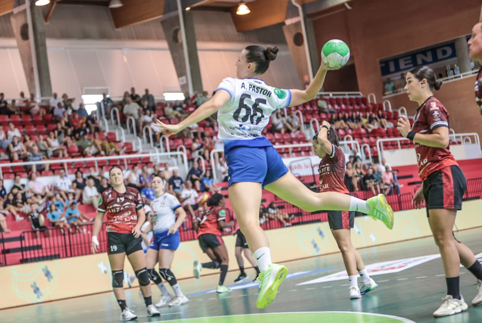 El Elda Prestigio gana al Zonzamas con un gol en el último segundo (24-23)