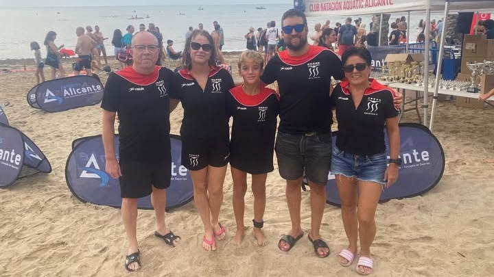 El Club Natación Elda destaca con los éxitos de Cristopher Díaz y Cristina Silvén en aguas abiertas