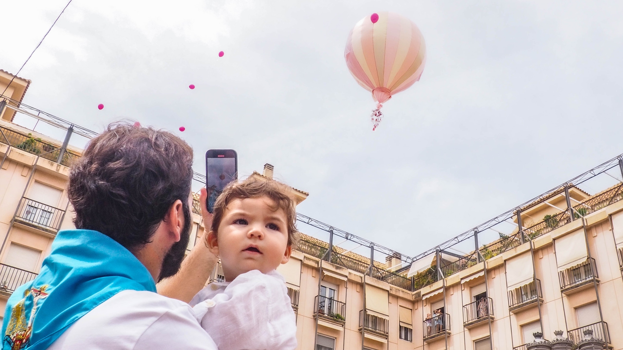 Elda vuelve a vibrar al Correr la Traca y con la Suelta del Globo