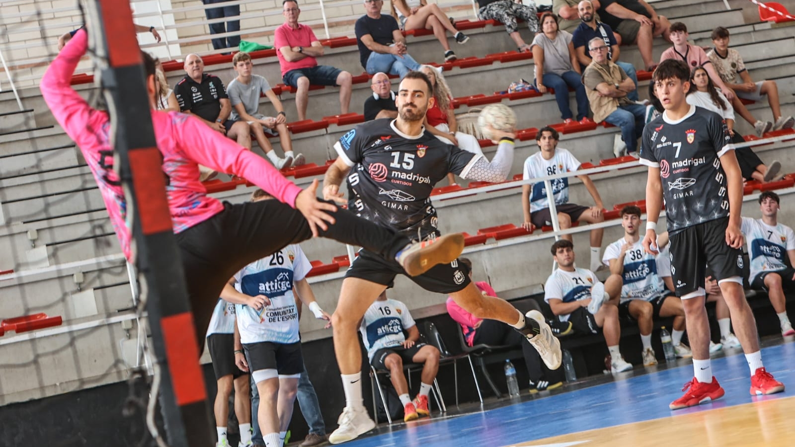 El Elda – C.E.E. sufre, pero mantiene el liderato tras imponerse por la mínima al L’Arancina H. Mallorca (23-24)