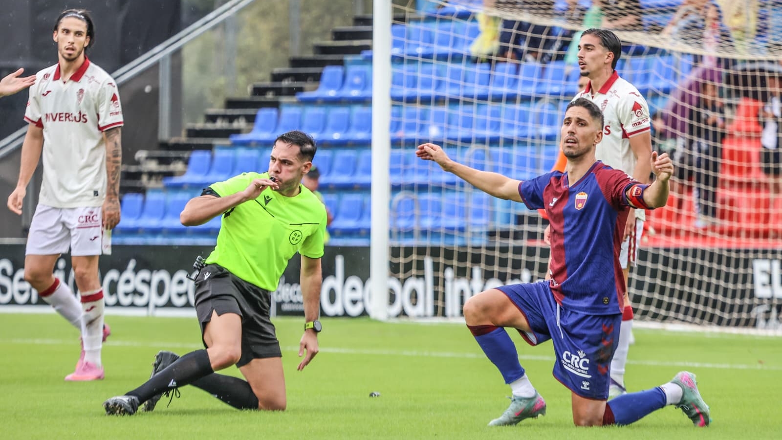 El Eldense merece ganar, pero se queda a medias ante un Real Murcia que se lleva demasiado premio de Elda (1-1)