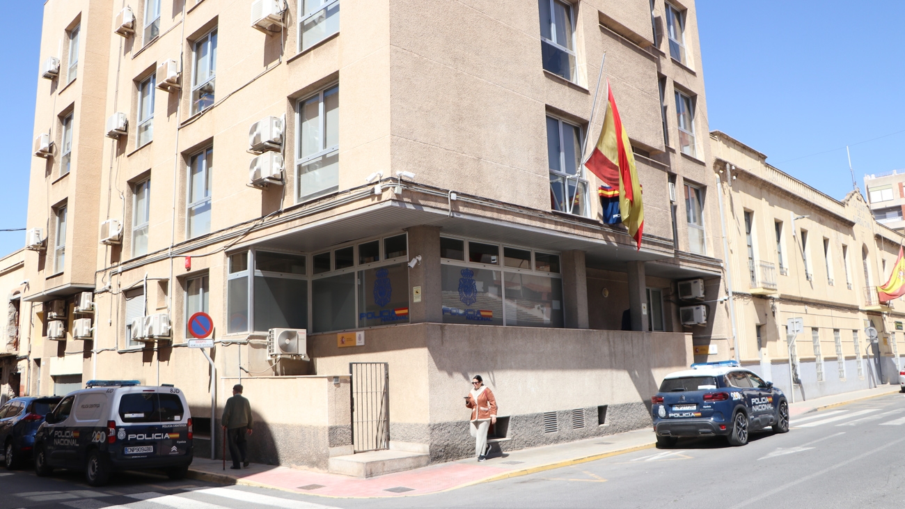 La Policía Nacional detiene a un varón que ofrecía trabajo a extranjeros en situación irregular a las que luego no pagaba en Elda