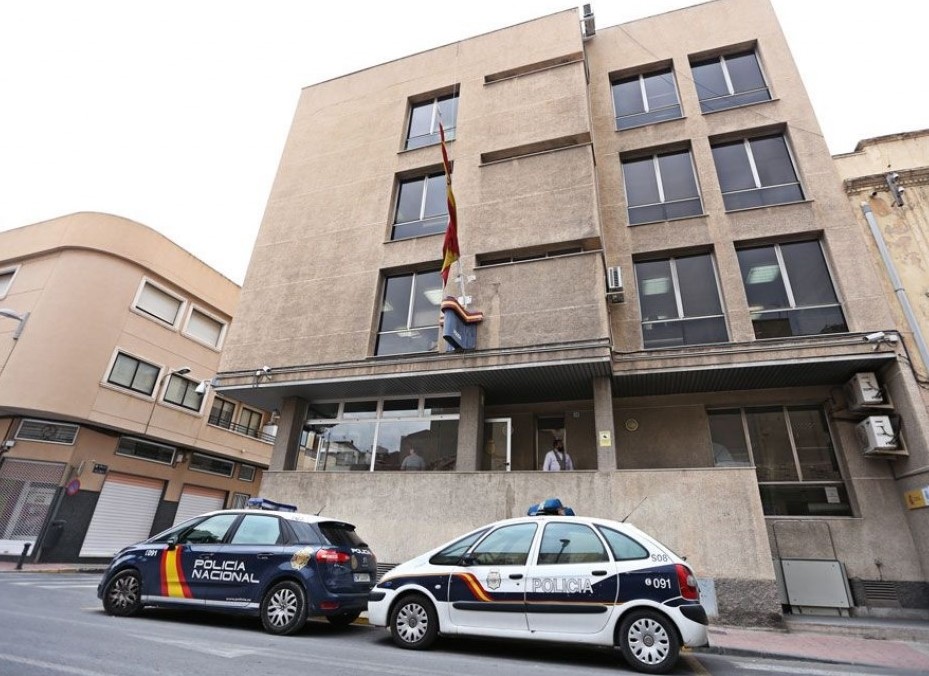 Detenidos tres hombres en Elda por robar en una vivienda