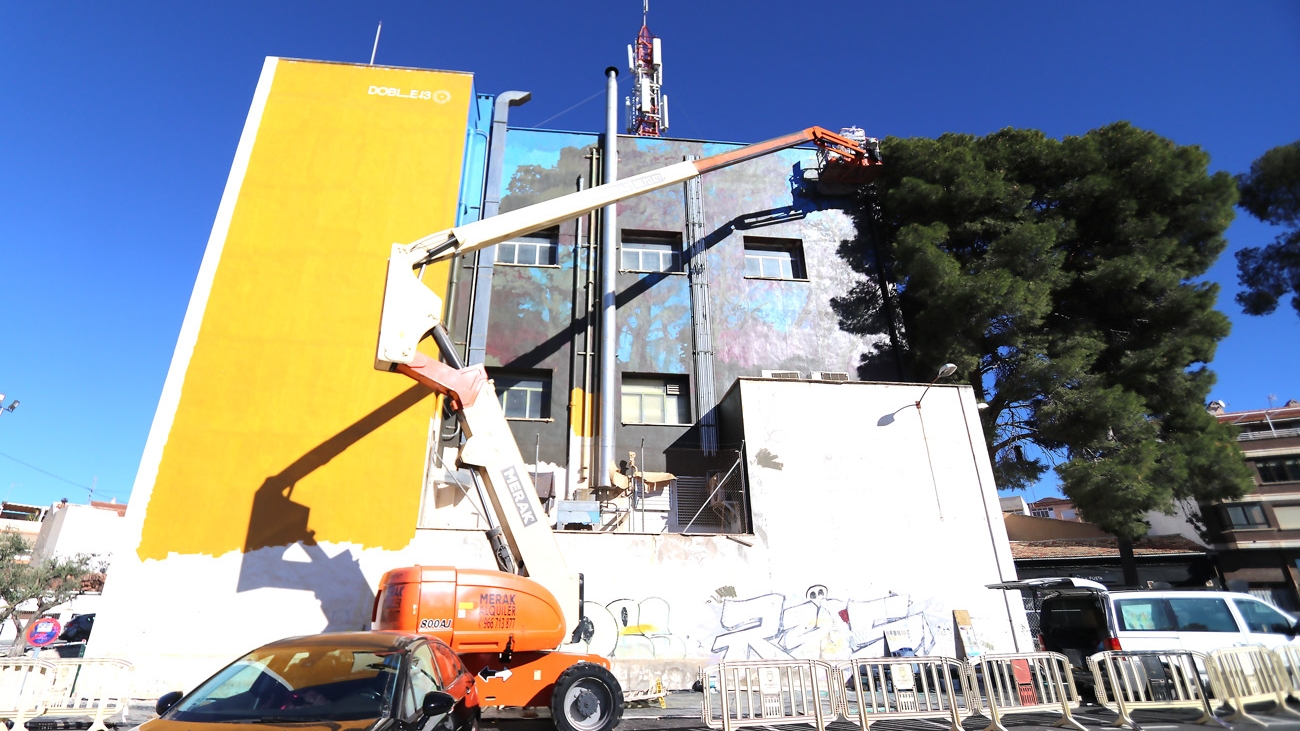 Petrer transforma el entorno de Luvi con un mural de más de 500 m² que rinde homenaje a su pasado industrial