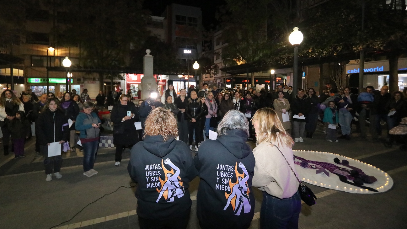 Alrededor de 150 personas participan en la concentración del 25N en la plaza Sagasta de Elda