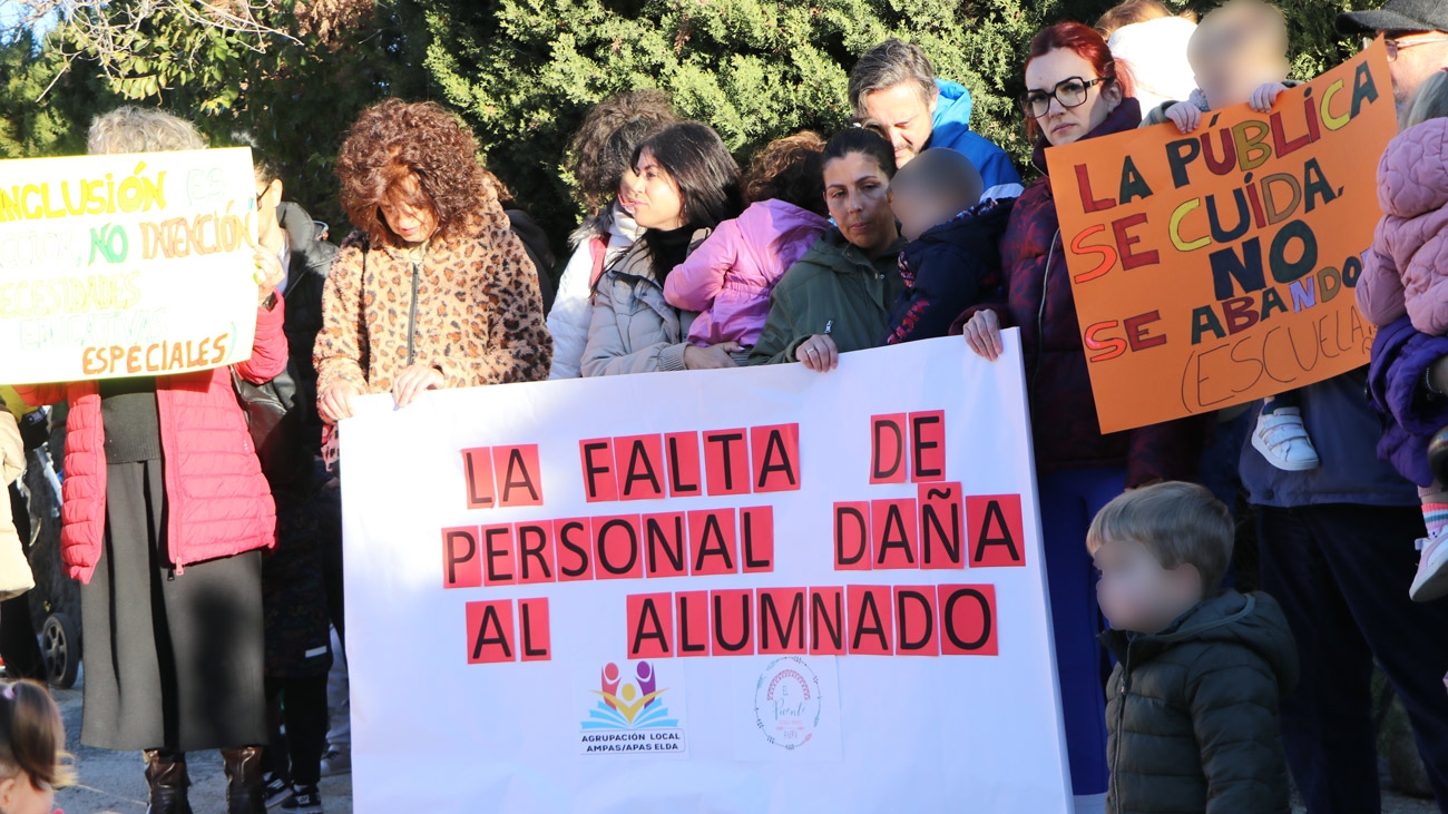 Las familias de la Escuela Infantil El Puente de Elda exigen más educadoras con una concentración a las puertas del centro