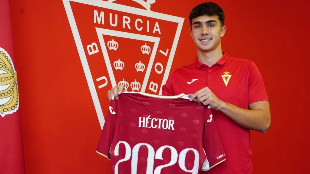 El Real Murcia renueva al central eldense Héctor Pérez hasta la temporada 2028/2029