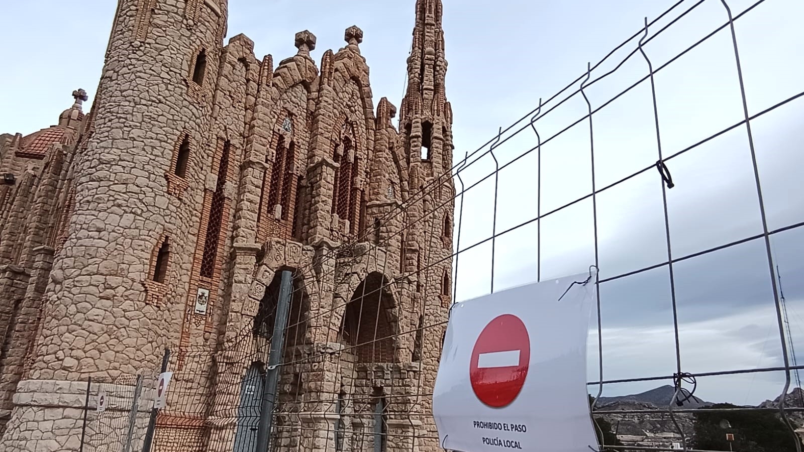 Cierran el Santuario de Santa María Magdalena de Novelda por grietas en una de sus torres