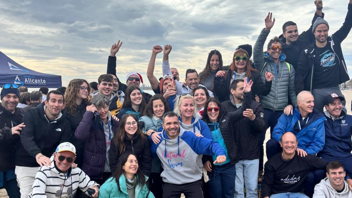 El Club Natural Swim Master Petrer cierra 2025 con un gran papel en la Travesía de Navidad de Alicante