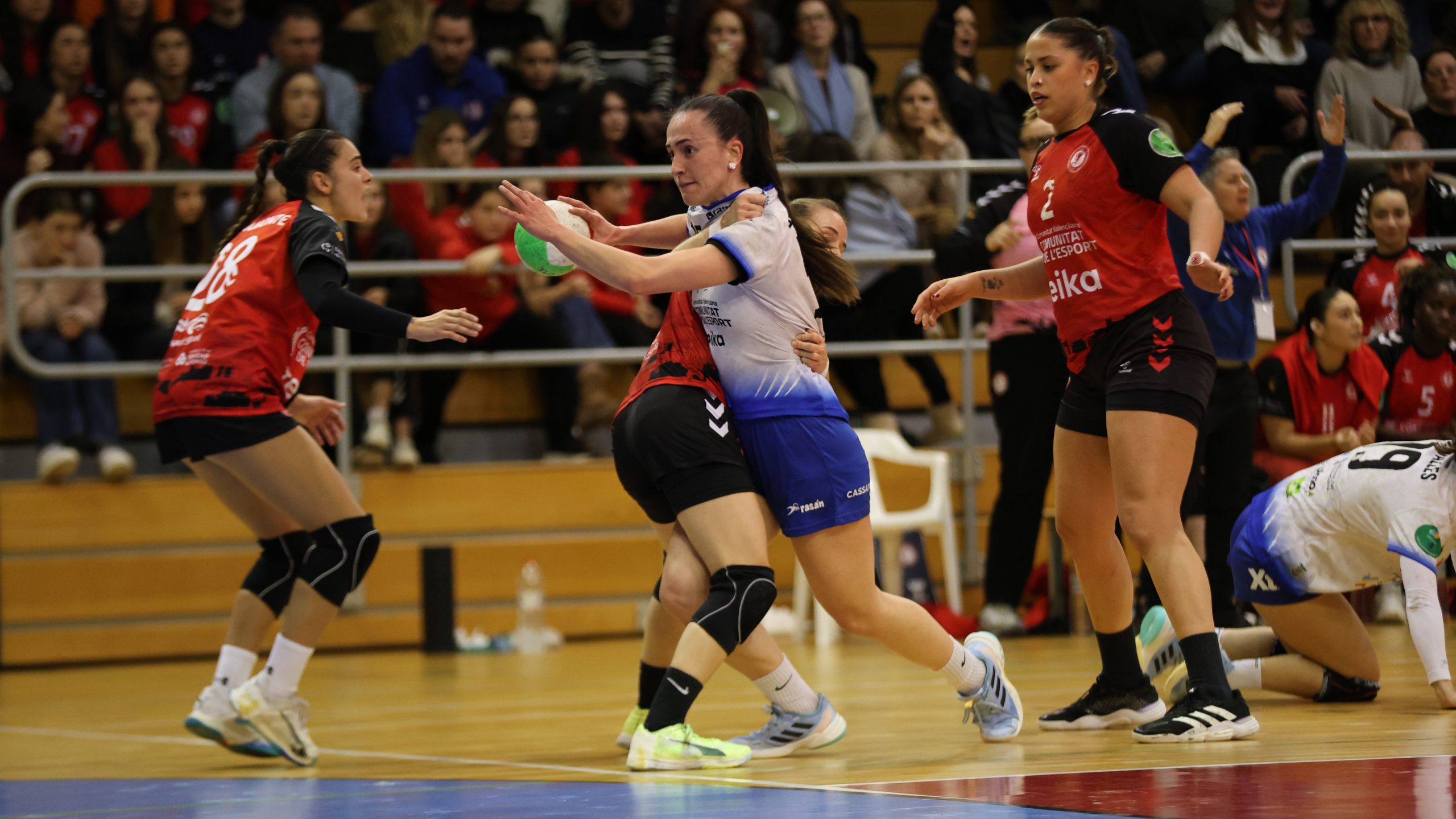 El Elda Prestigio salva los muebles en Sagunto (18-20)