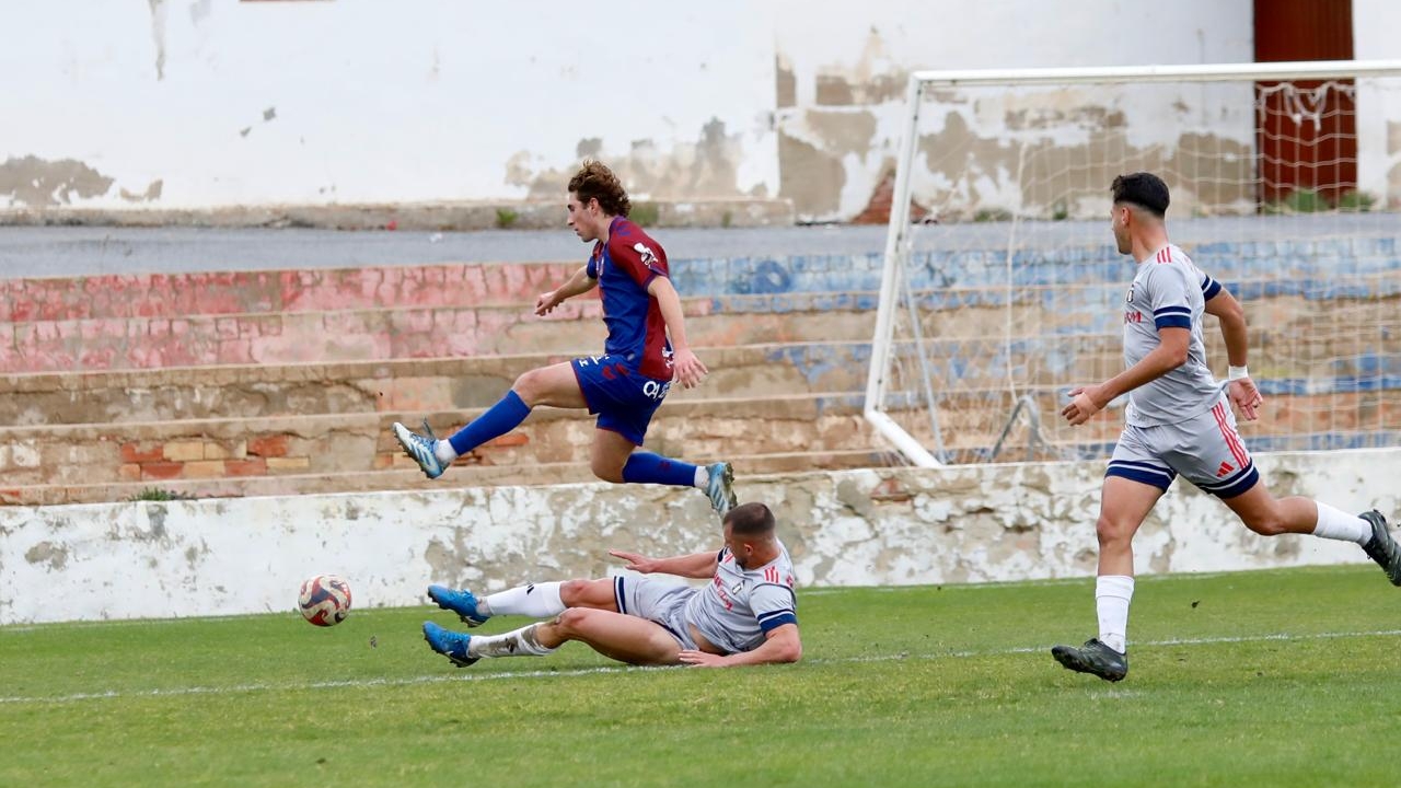 El Eldense B cede un empate ante el líder Benidorm en el tramo final (1-1)