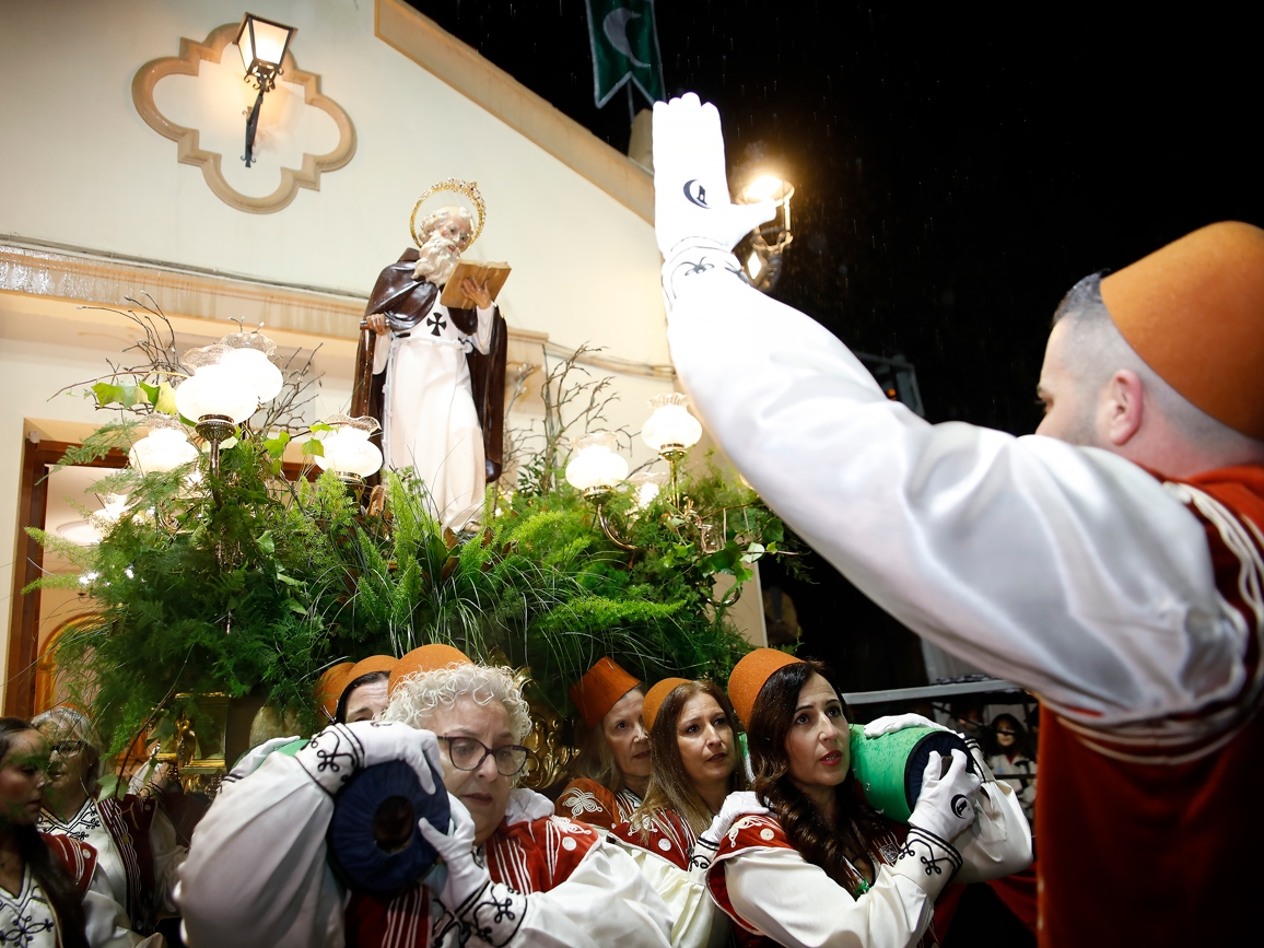 Elda se reencontró con San Antón bajo la lluvia