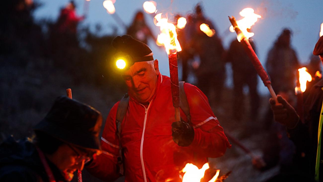Elda vuelve a iluminarse con la bajada de antorchas
