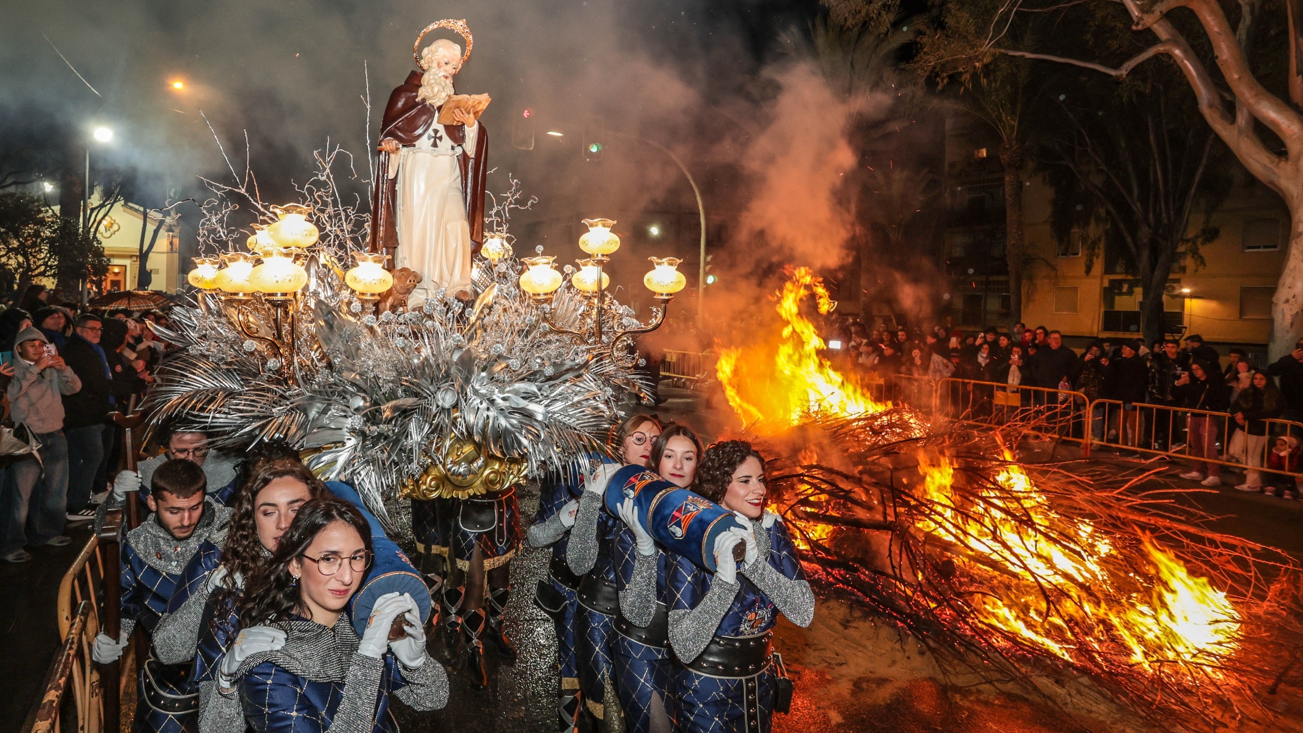 San Antón regresa con fuerza a Elda pese a las obras y con más panecillos