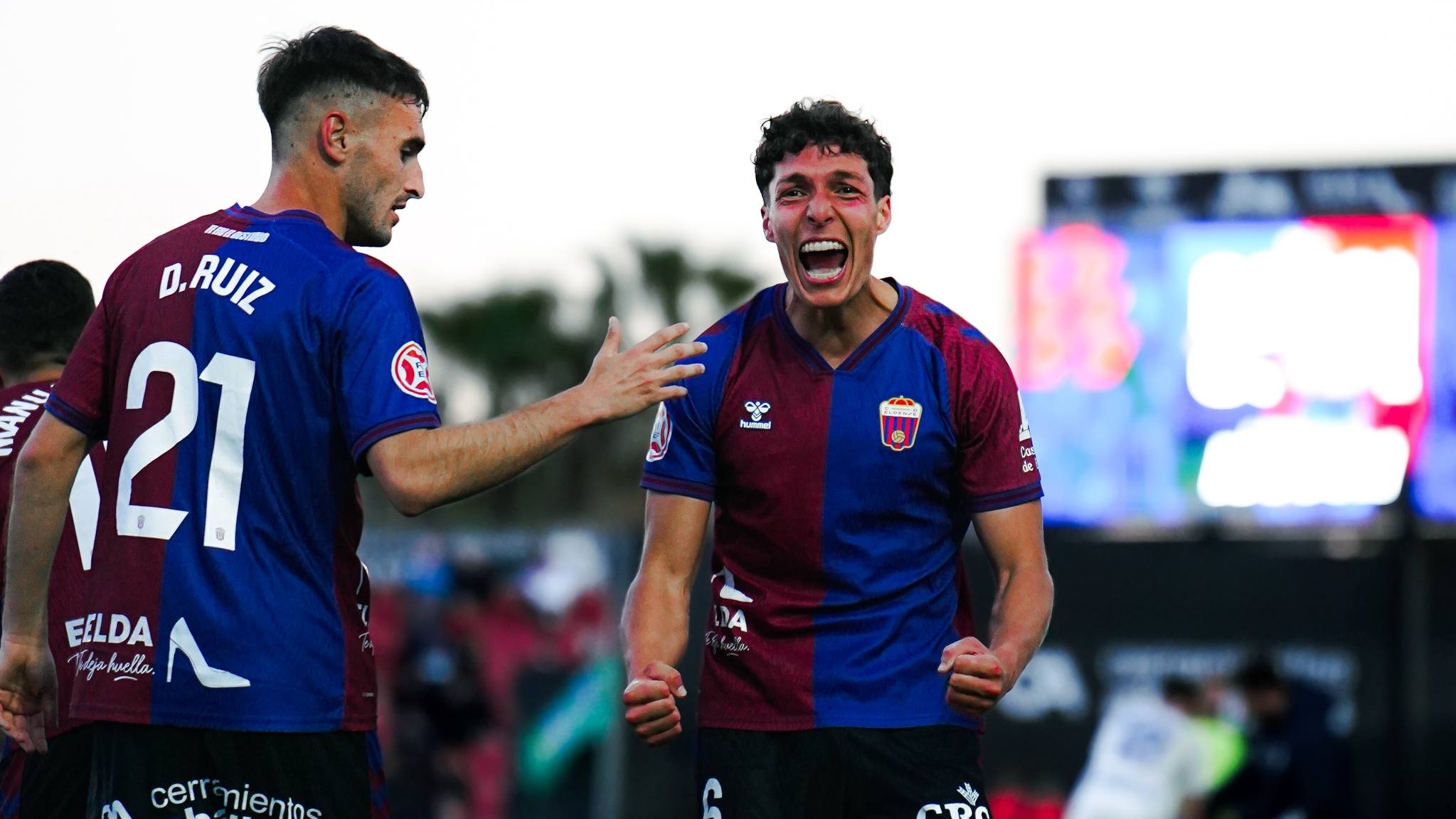 El Eldense no falla ante el Europa y duerme líder (3-0)